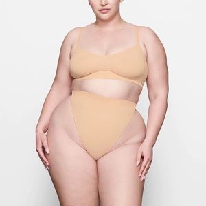 skims seamless sculpt mid waist thong